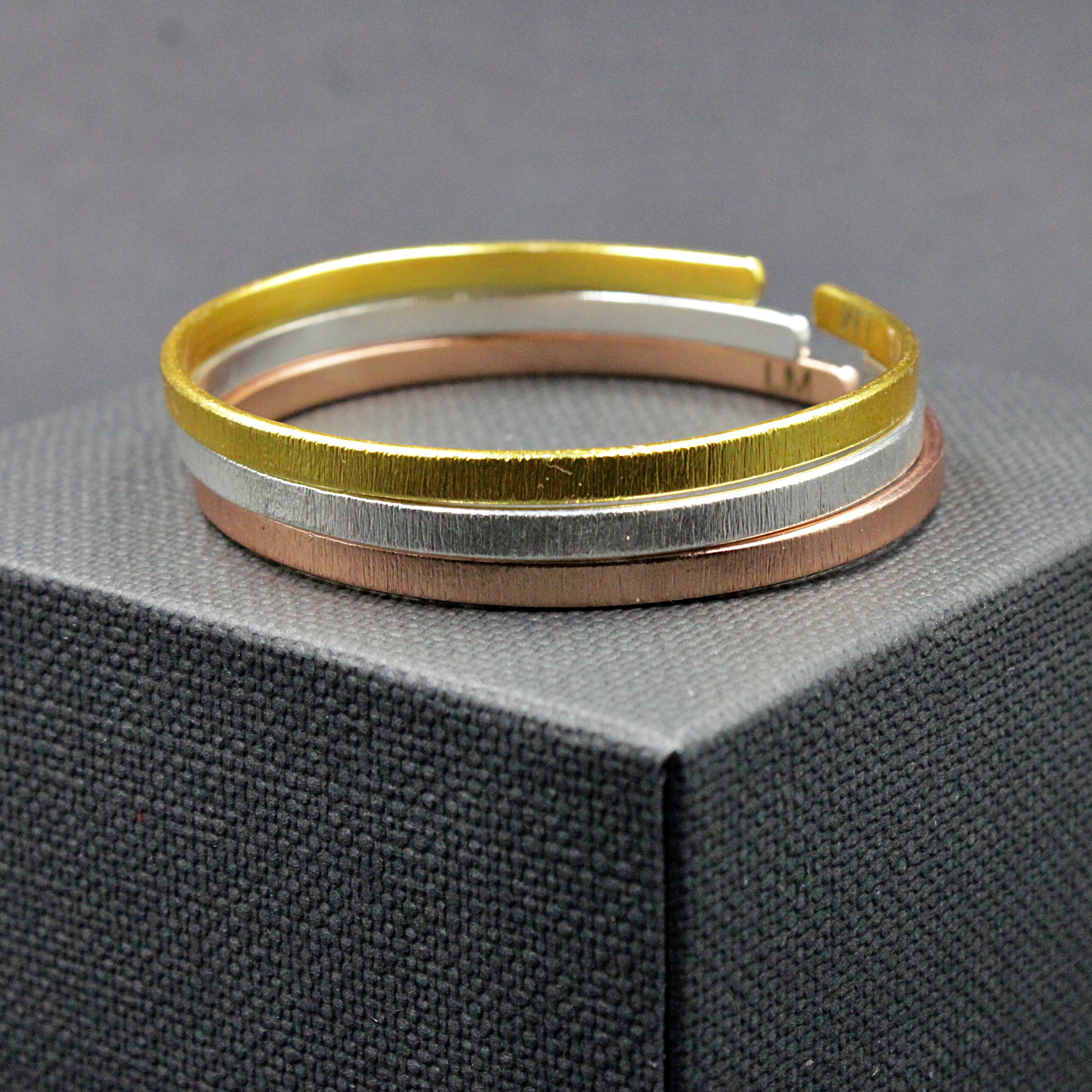 Set of LOVE MONEY HEALTH bracelets plated in gold and silver-2